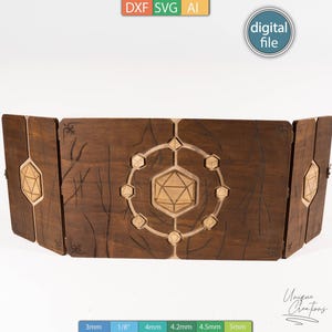 Könnte beinhalten: Ein hölzerner Tischspielschirm mit dunkelbraunem Finish. Der Bildschirm ist in vier Paneele unterteilt, jedes mit einem geometrischen Design. Das zentrale Paneel zeigt eine detaillierte Gravur einer vielseitigen Form in einem Kreis. Die Wörter "DXF SVG AI" und "digital file" sind sichtbar.