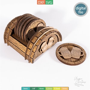 Puede incluir: Un juego de posavasos circulares de madera con diseño de jarra de cerveza, guardados en un soporte con forma de barril. El archivo digital incluye etiquetas para grosores de 3mm, 1/8 de pulgada, 4mm, 4.2mm, 4.5mm y 5mm, además de DXF y SVG.