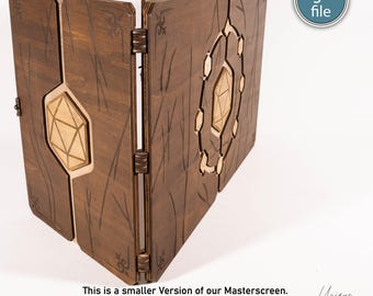 Puede incluir: Una pantalla de juego de madera cortada con láser con un diseño de bisagra. La pantalla es marrón con detalles de madera más claros y presenta cortes geométricos y decorativos. La pieza más grande mide 409 x 262mm. La imagen también incluye el texto "digital file".