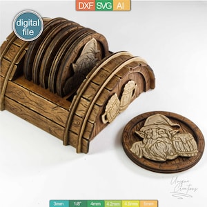 以下が含まれることがあります： ビールジョッキを持ったノームが描かれた木製コースター6枚セット。コースターは樽型の木製ホルダーに入っています。コースターの直径は10cmです。