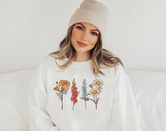 Custom Birth Month Birth Flower Sweatshirt, Gift for Mom, Flower Shirt, Sentimental Gift Idea, Birthday Sweatshirt, Mothers Day Gift
