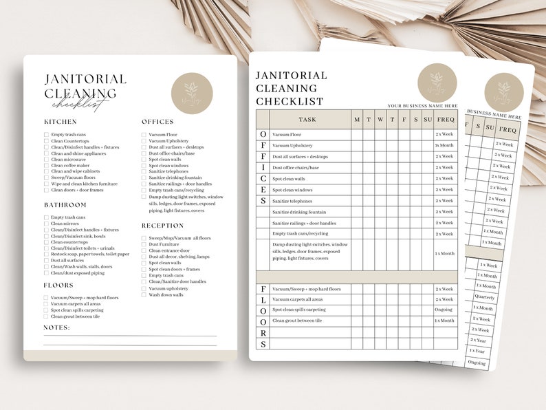 K&ouml;nnte beinhalten: Eine druckbare Reinigungscheckliste mit beigefarbenem Hintergrund und braunem Text. Die Checkliste enth&auml;lt Aufgaben f&uuml;r verschiedene Bereiche eines Geb&auml;udes, wie K&uuml;che, Badezimmer, B&uuml;ros, Empfang und B&ouml;den. Die Checkliste enth&auml;lt auch eine H&auml;ufigkeitsspalte f&uuml;r jede Aufgabe, wie t&auml;glich, w&ouml;chentlich oder monatlich.
