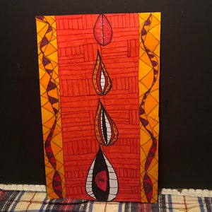 Peut inclure: Une peinture abstraite avec un fond rouge et trois formes de gouttes d'eau au centre. Les formes de gouttes d'eau sont remplies de motifs noirs, blancs et orange. Le fond est rempli d'un motif rouge et orange.