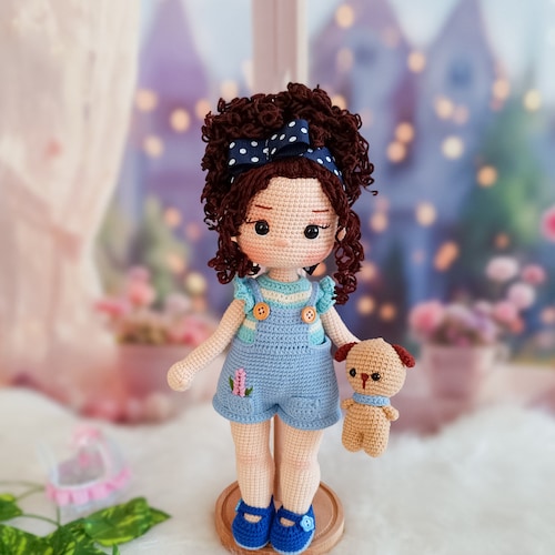 Poupée au crochet faite main : poupée amigurumi en coton avec chiot