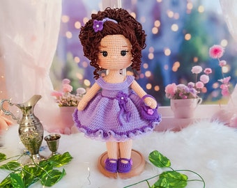 Muñeca Amigurumi Hecha a Mano: Vestido Morado de Ganchillo, Ropa Removible