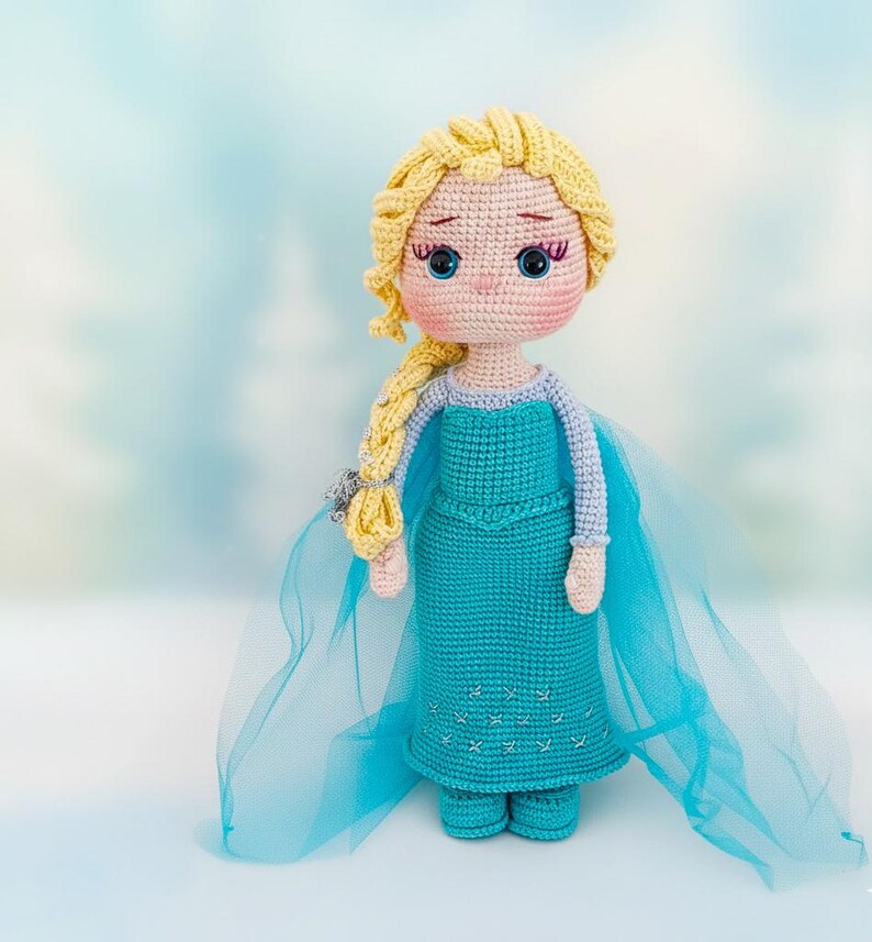 Muñeca Elsa de ganchillo – Princesa amigurumi hecha a mano, inspirada en Frozen. imagen 3