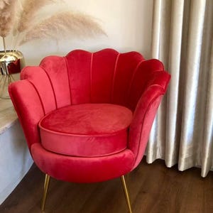 Roter Samtschalen-Stuhl - Bold Glam Accent Sessel mit goldenen Beinen, perfekt für Schlafzimmer, Waschtisch, Salon oder Statement Boutique Wartezimmer