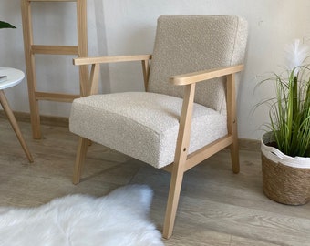 Beige Bouclé laaghangende houten baloo fauteuil geïnspireerd op Poolse stoelen uit de jaren 60-70 // Sessel// Poltrona// Vintage// Scandinavisch