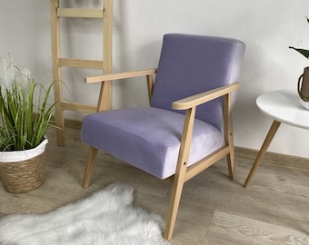 Violetter niedriger magischer Samtsessel aus Holz, inspiriert von polnischen Stühlen aus den 1960-70er Jahren//Sessel//Poltrona//Fauteuil//Vintage//Skandinavisch