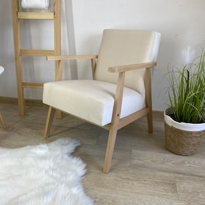 Weißer niedriger magischer Samtsessel aus Holz, inspiriert von polnischen Stühlen aus den 1960-70er Jahren//Poltrona//Fauteuil//Vintage//Skandinavisch