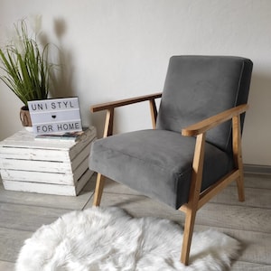Grauer niedriger magischer Samtsessel aus Holz, inspiriert von polnischen Stühlen aus den 1960-70er Jahren // Sessel // Poltrona // Vintage// Skandinavisch