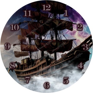 Könnte beinhalten: Ein Zifferblatt mit einem großen, detaillierten Schiff, das durch Wolken segelt. Das Zifferblatt ist von einem dunkelblauen Hintergrund mit einem galaktischen Muster umgeben. Die Zahlen 1 bis 12 sind um das Zifferblatt herum angeordnet.