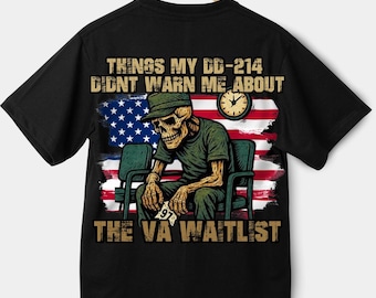 Puede incluir: Camiseta negra con un diseño gráfico que presenta un esqueleto con uniforme militar sentado en una sala de espera. El diseño incluye una bandera estadounidense y el texto "THINGS MY DD-214 DIDN'T WARN ME ABOUT THE VA WAITLIST."