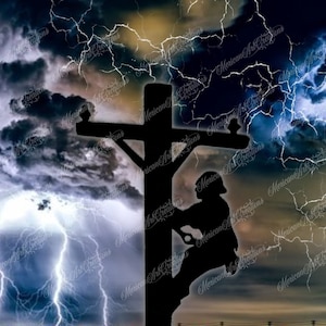 Könnte beinhalten: Silhouette eines Arbeiters, der an einem Strommast hochklettert, vor einem stürmischen Himmel mit Blitzen. Der Arbeiter trägt einen Helm und Sicherheitsausrüstung. Der Himmel ist dunkel und dramatisch mit Blitzen.