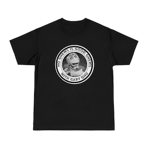Puede incluir: Camiseta negra con un diseño gráfico circular que presenta una marioneta y el texto "NO GNEWS IS GOOD GNEWS WITH GARY GNU". El diseño es en blanco y negro. Prenda de vestir informal.