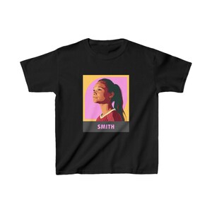 キッズ ソフィア・スミス サッカーTシャツ | USWNT & ポートランド・ソーンズ スターポップアート | スミス キッズ グラフィックシャツ 画像 2