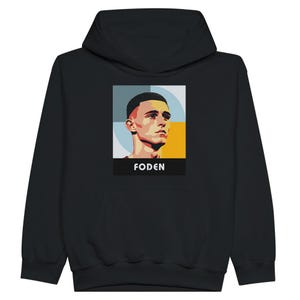 Könnte beinhalten: Schwarzer Kapuzenpullover mit einem Grafikdruck eines Männergesichts im Pop-Art-Stil. Die Grafik befindet sich in einem rechteckigen Rahmen mit dem Wort "Foden" darunter.