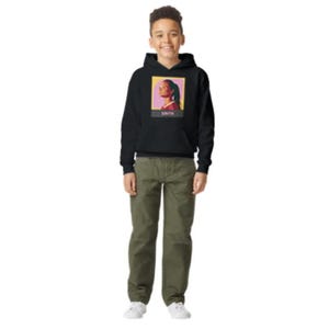 Puede incluir: Sudadera con capucha negra con un gr&aacute;fico de la cara de una mujer en la parte delantera. El gr&aacute;fico est&aacute; en un esquema de color amarillo, rosa y rojo. El texto "SZA" est&aacute; debajo del gr&aacute;fico.