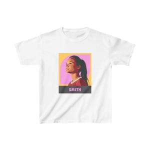 キッズ ソフィア・スミス サッカーTシャツ | USWNT & ポートランド・ソーンズ スターポップアート | スミス キッズ グラフィックシャツ 画像 1