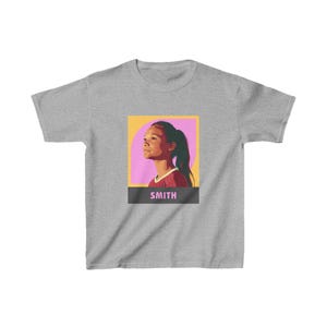 キッズ ソフィア・スミス サッカーTシャツ | USWNT & ポートランド・ソーンズ スターポップアート | スミス キッズ グラフィックシャツ 画像 3