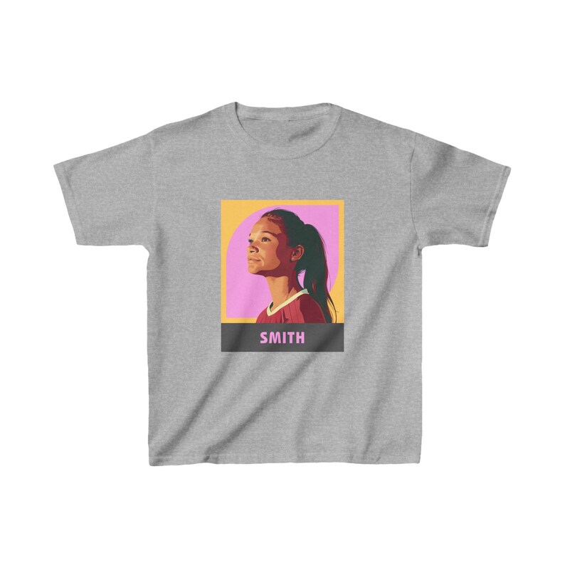 キッズ ソフィア・スミス サッカーTシャツ | USWNT & ポートランド・ソーンズ スターポップアート | スミス キッズ グラフィックシャツ 画像 3