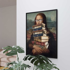Pu&ograve; includere: Un dipinto della Gioconda che tiene un mucchio di libri antichi davanti al suo viso. Indossa degli occhiali.