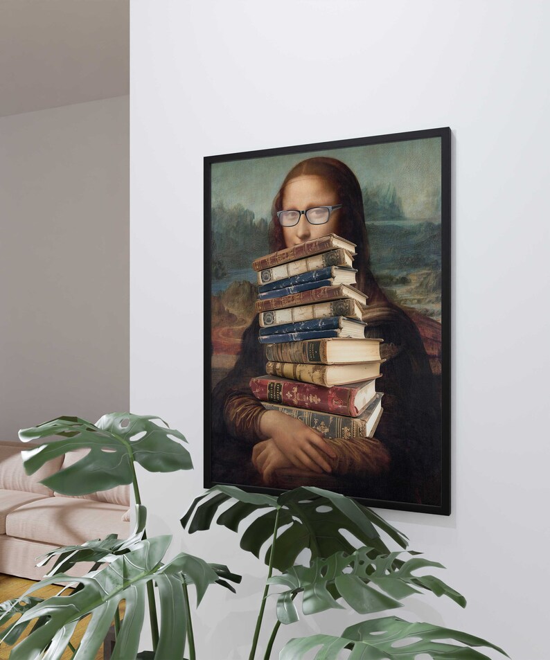 Pu&ograve; includere: Un dipinto della Gioconda che tiene un mucchio di libri antichi davanti al suo viso. Indossa degli occhiali.