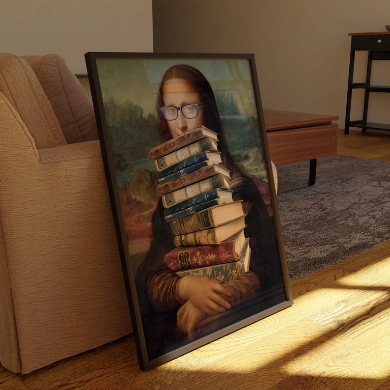 Pu&ograve; includere: Un dipinto incorniciato della Gioconda che tiene un mucchio di libri antichi. La Gioconda indossa gli occhiali e ha un'espressione neutra.