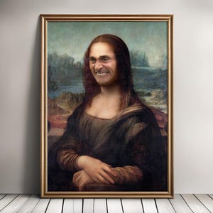 以下が含まれることがあります： ユーモラスなひねりを加えたモナリザの額入りプリント。被写体の顔は、笑顔の男性の顔に置き換えられています。このアートワークは、金色のフレームに収められ、風景とニュートラルな壁を背景にしています。