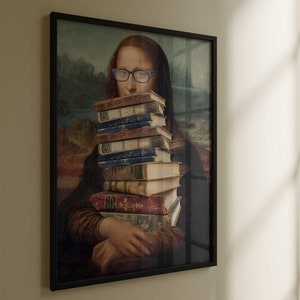 Pu&ograve; includere: Un dipinto della Gioconda che tiene un mucchio di libri antichi davanti al suo viso. I libri sono principalmente marroni e hanno lettere dorate. La Gioconda indossa gli occhiali.