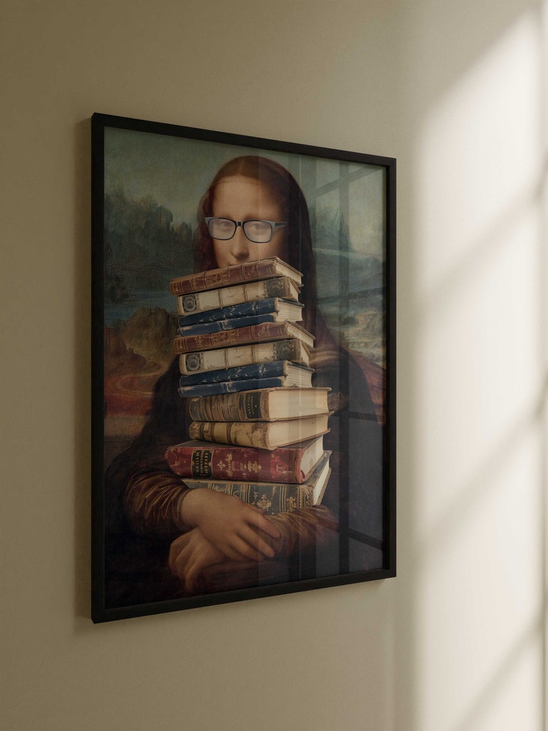 Pu&ograve; includere: Un dipinto della Gioconda che tiene un mucchio di libri antichi davanti al suo viso. I libri sono principalmente marroni e hanno lettere dorate. La Gioconda indossa gli occhiali.