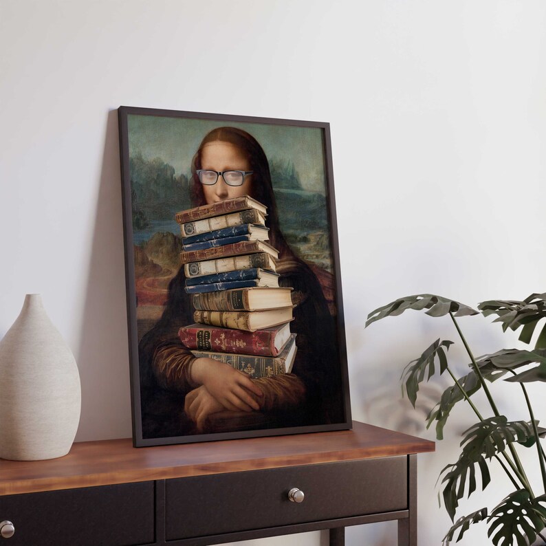 Pu&ograve; includere: Un dipinto di una donna con gli occhiali che tiene un mucchio di libri davanti al viso. La donna indossa un vestito scuro e ha i capelli lunghi e scuri. Lo sfondo &egrave; un paesaggio con un fiume e alberi.