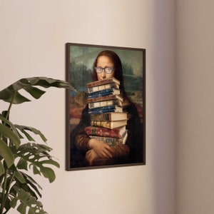Pu&ograve; includere: Un dipinto della Gioconda che tiene un mucchio di libri davanti al suo viso. Indossa gli occhiali e ha un'espressione neutra.