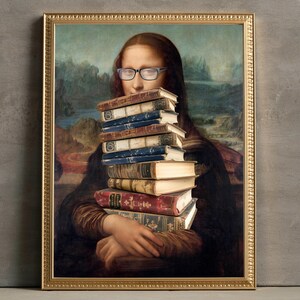 Pu&ograve; includere: Un dipinto di una donna con gli occhiali, che tiene un mucchio di libri davanti al viso. Il dipinto &egrave; in una cornice dorata.