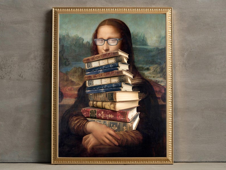 Pu&ograve; includere: Un dipinto di una donna con gli occhiali, che tiene un mucchio di libri davanti al viso. Il dipinto &egrave; in una cornice dorata.