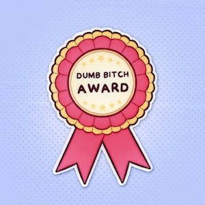Sticker - Dumb B*tch Award Ribbon (grappige kleurrijke quotesticker)