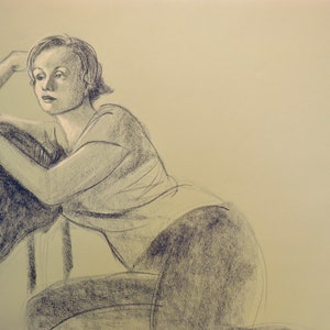 Femme agenouillée aux cheveux courts, dessin pastel original