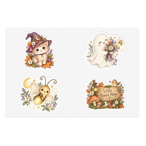 Puede incluir: Una hoja de pegatinas con cuatro ilustraciones: un gatito con sombrero de bruja morado y flores, un fantasma blanco con un ramo de flores y una abeja, una luciérnaga con una estrella y un letrero de madera que dice Little Forest Magic.