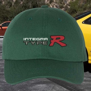 Puede incluir: Gorra de béisbol verde con el texto "Integra Type R" bordado en blanco y rojo.