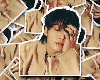 Jungkook Golden Facepalm Concept Photo Sticker | Naklejki | Naklejka Bangtan | Jungkook | Naklejka winylowa na laptopa, kubek, telefon
