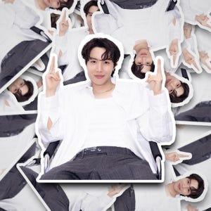 Sticker j-hope zittende vrede | Mona Lisa-fotoschets | j-hope-stickers | Hobicore-sticker | Kookplaat | Vinylsticker voor laptop, beker, telefoon