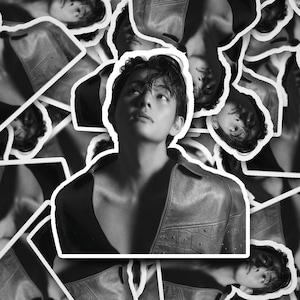 Taehyung Elle Open Overhemd 2 Sticker | Stickers | Bangtan-sticker | Taehyung | Vinyl sticker voor laptop, tuimelaar, telefoon