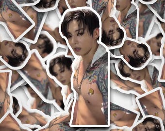 Puede incluir: Un collage de pegatinas troqueladas que muestra a una persona con cabello oscuro, tatuajes visibles en el pecho y los brazos, y un collar de cadena plateada. La persona aparece en varias poses, destacando en algunas un piercing dorado.