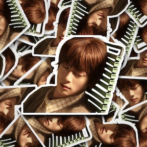 Sticker Happy Chair Jin | Jin-stickers | Bangtan-sticker | Jin | Vinylsticker voor laptop, beker, telefoon