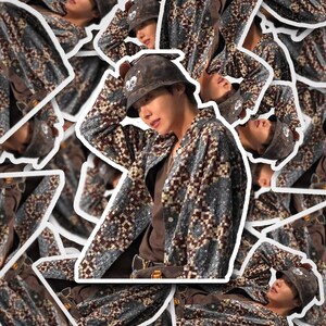 Pegatina de sombrero de pescador j-Hope / Pegatinas Hobi / Pegatina Hobicore / Hobi / Calcomanía de vinilo para computadora portátil, vaso, teléfono
