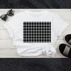 Op de afbeelding: Wit T-shirt met een zwart-wit geruit patroon.