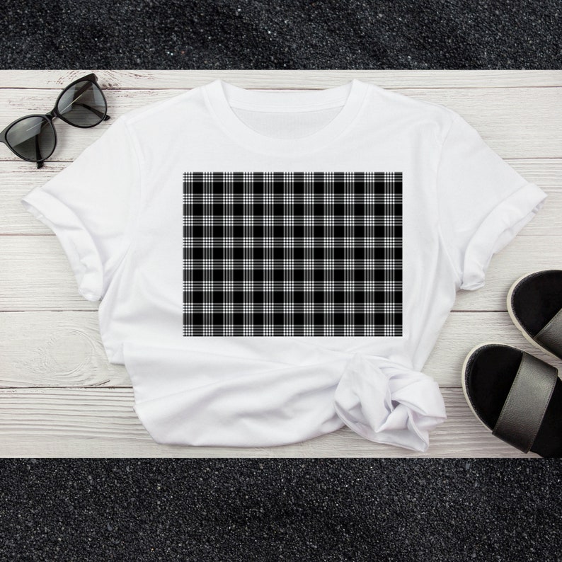 Op de afbeelding: Wit T-shirt met een zwart-wit geruit patroon.
