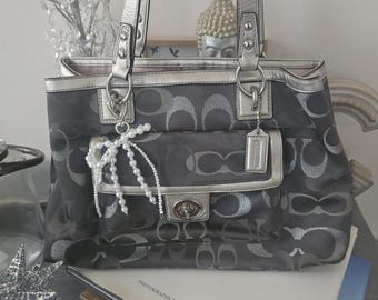 Beautiful Silver and Grey Vintage Signature Juaquard Hampton Shoulder Bag Tote