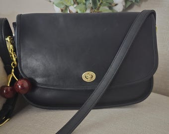Vintage Coach City Bag: Black Leather Shoulder Bag (no A81-9790