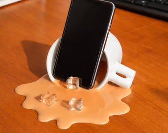 Supporto per cellulare a forma di caffè rovesciato, supporto per cellulare realistico a forma di cubetto di ghiaccio da latte, decorazione da scrivania in PVC